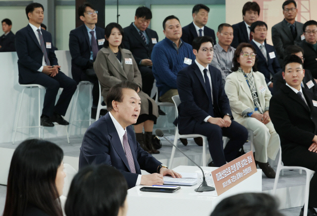 윤석열 대통령이 26일 충남 서산비행장에서 '미래산업으로 민생활력 넘치는 충남'을 주제로 열린 열다섯 번째 '국민과 함께하는 민생토론회'에서 발언하고 있다. 대통령실통신사진기자단=연합뉴스